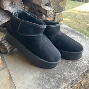 Mudd Platform Black Fur-Lined Boots Mini Shortie Gothic Emo boots Sz-10. T